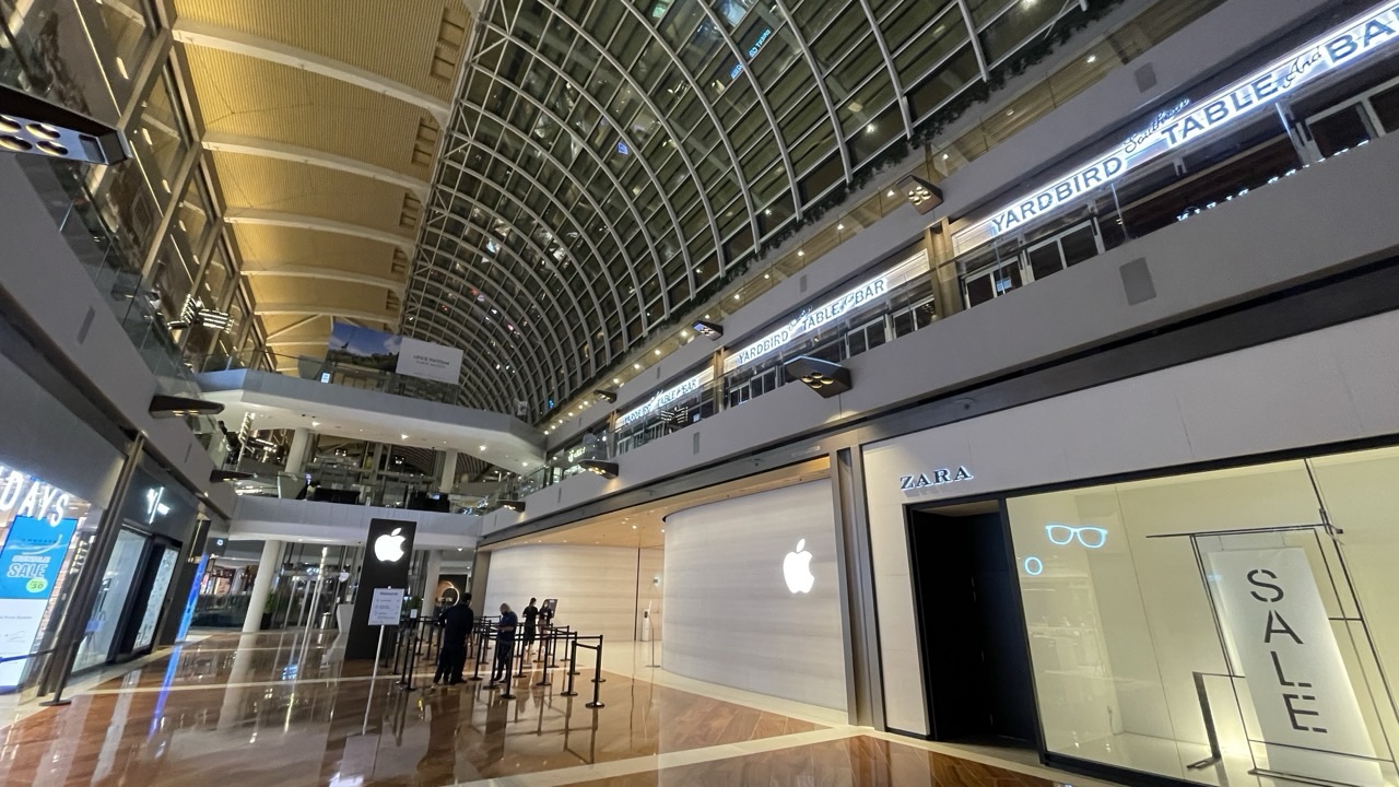 Interior of The Shoppes at Marina Bay Sands near Apple Marina Bay Sands.
