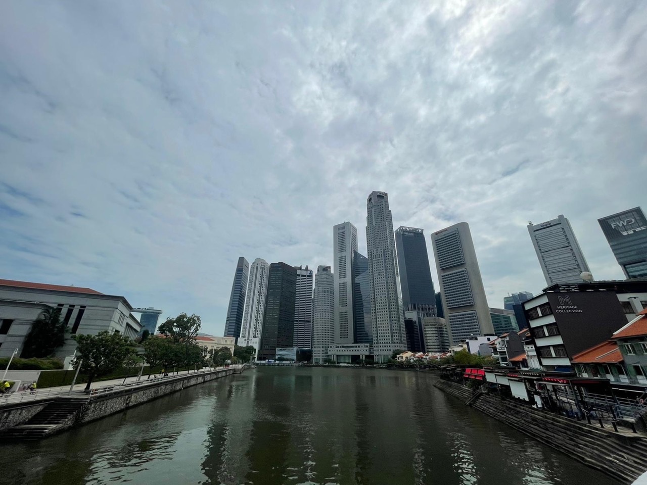 Singapore River view with the financial district, Parliament House on the left and Boat Quay on the right.