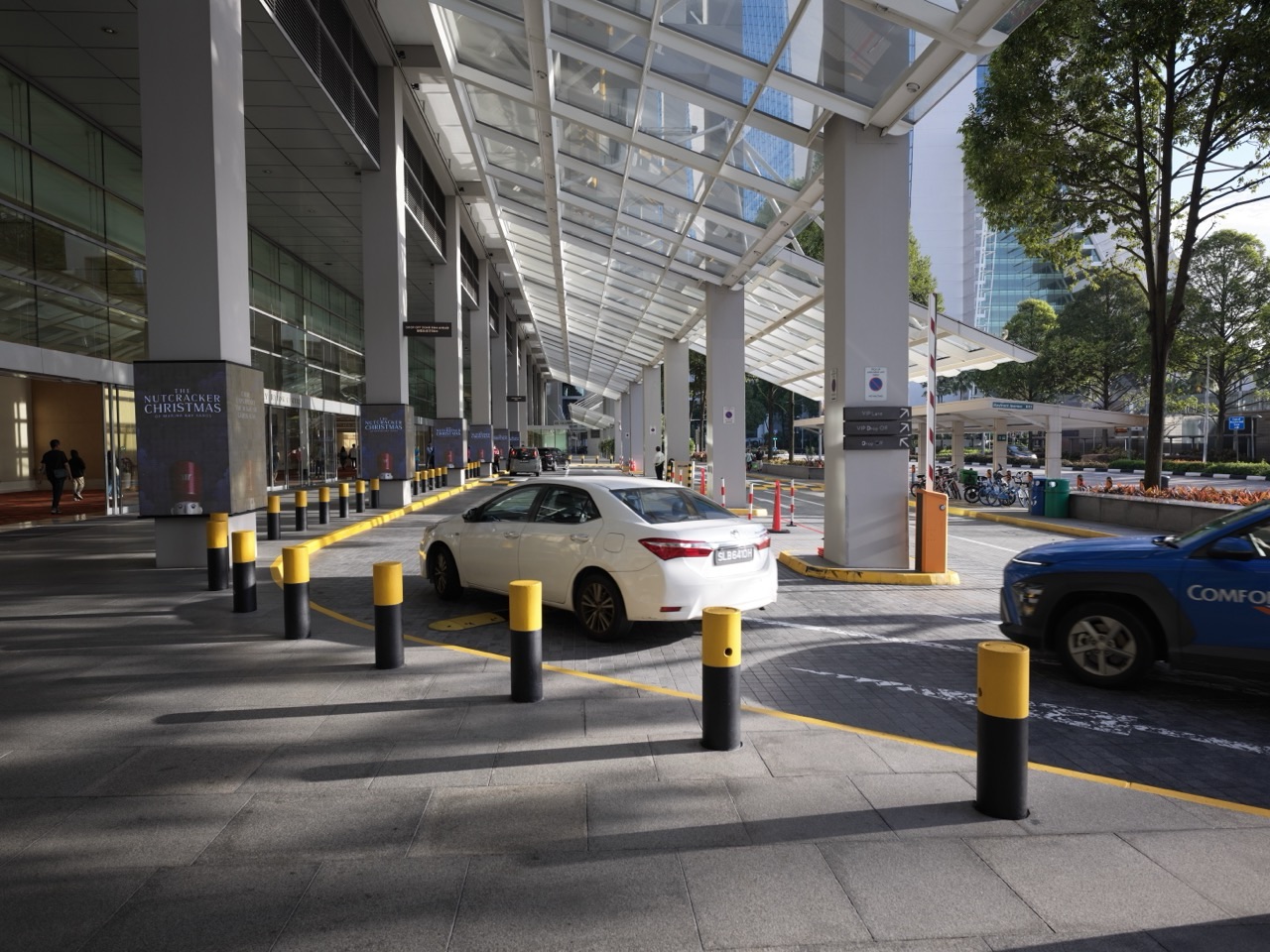 Drop-off and taxi pick-up area at Sands Expo and Convention Centre, Marina Bay Sands, Singapore