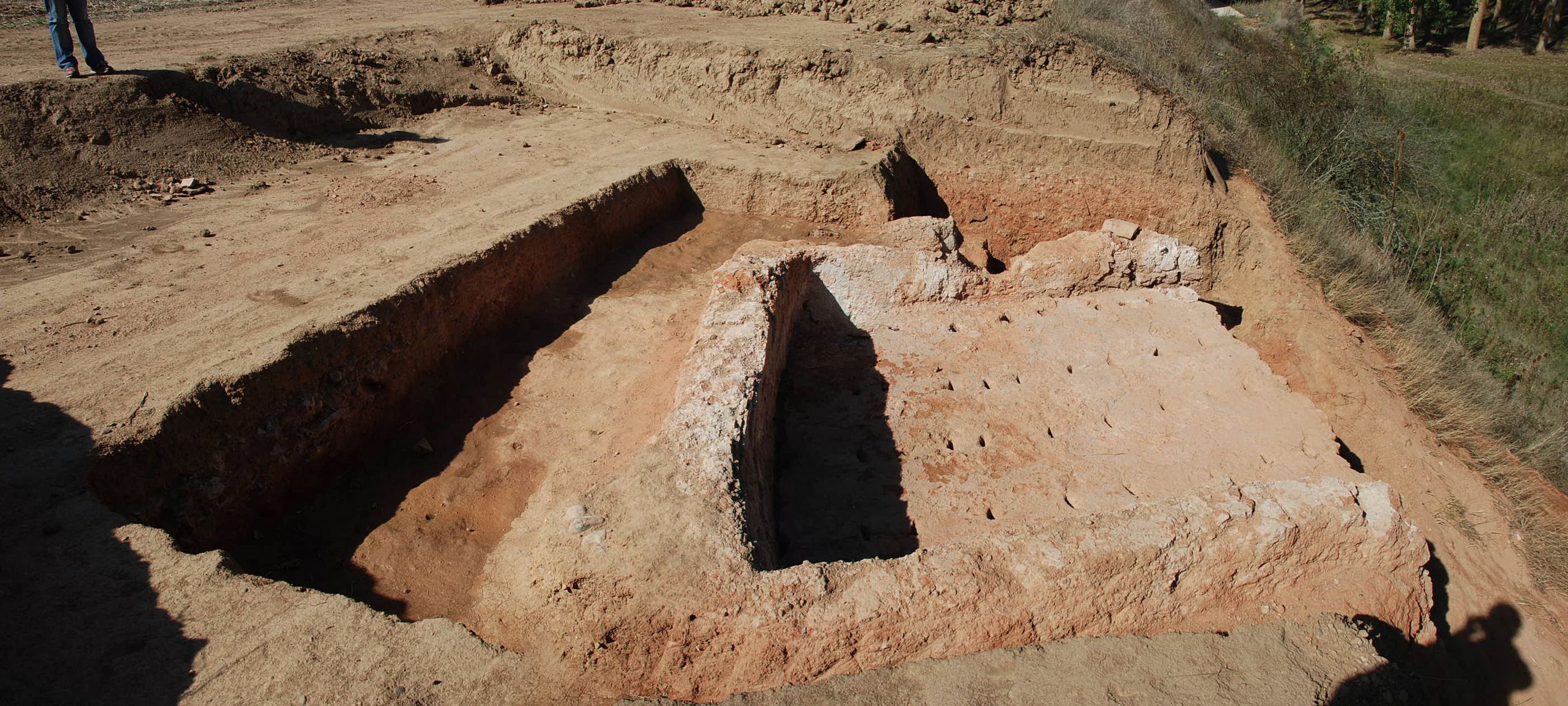 Archaeological excavation photograph of an in-situ Roman-period pottery kiln at Abia de las Torres, Palencia, Spain; it illustrates fired structures that may be suitable for specialist archaeomagnetic study but is not a dated measurement.