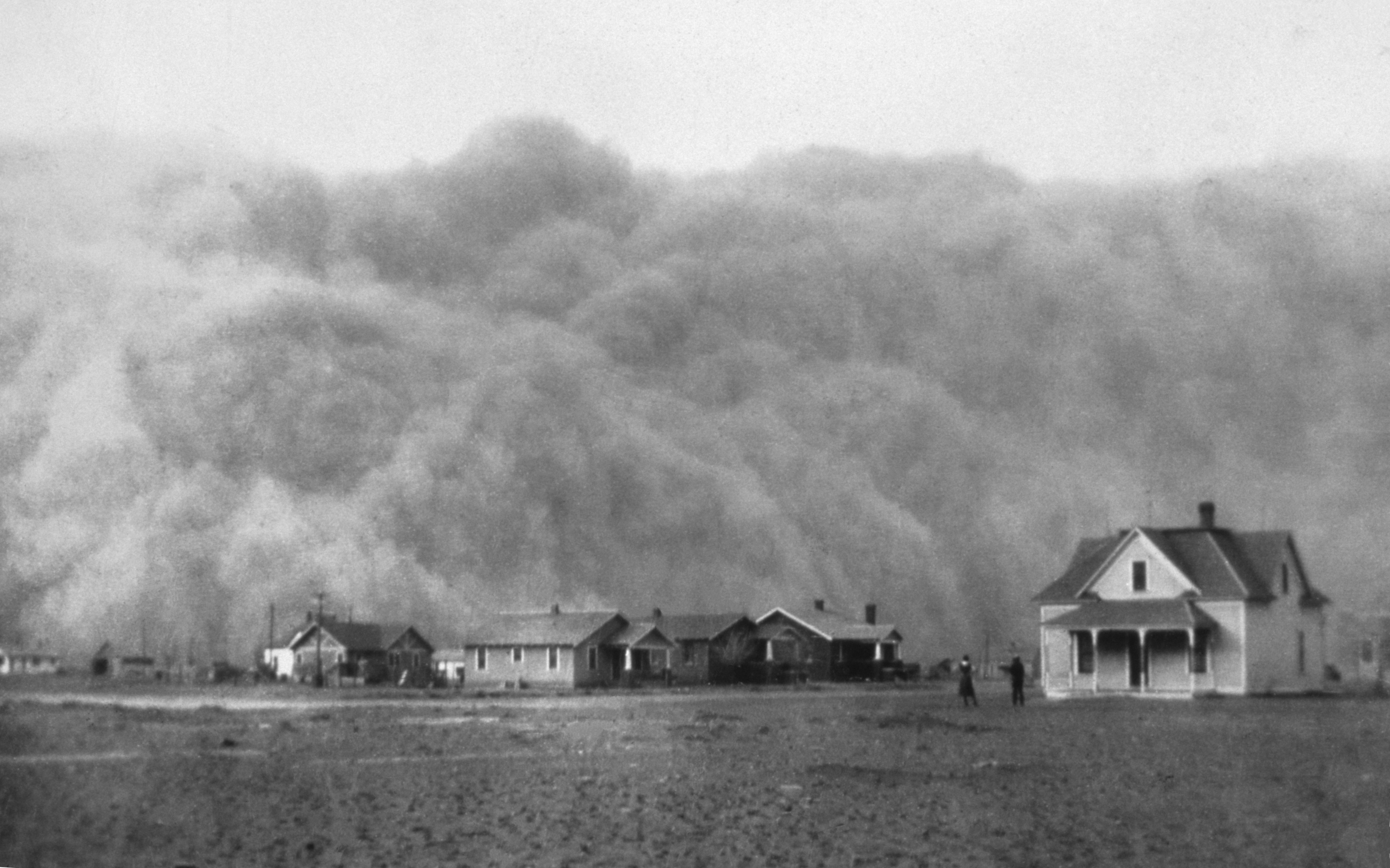 Historic photograph of a huge wall of dust approaching Stratford, Texas, during the 1935 Dust Bowl.